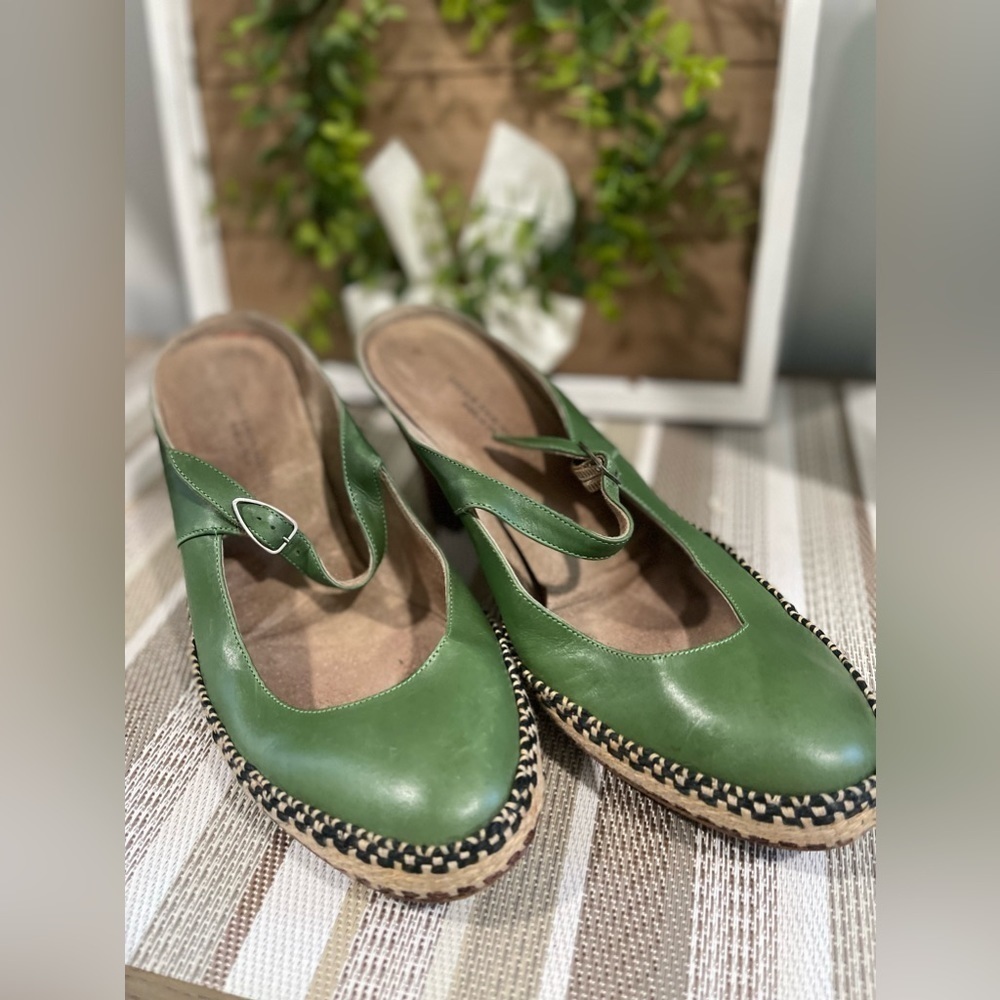 Sandaaltje Dries Van Noten
Sandaaltje slip on groen lederen